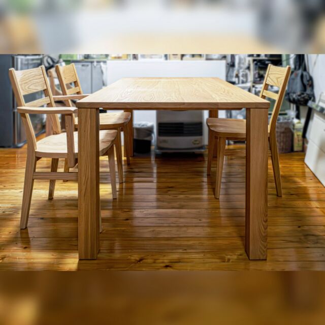 .
南アルプス市  S様

ナラ（オーク）無垢材のダイニングセットをお届けしました！

テーブルはシンプルな4本脚仕様で、素材と細部のつくりの良さが際立つデザインです✨

椅子には肘付き＆肘なしを同じデザインから3脚お選びいただき、ゆったりと使える組み合わせになりました🍵

家具・インテリア館  オーク

-————————

その他の設置例はこちら🔜 #オーク設置例 📍 ˎˊ˗

-————————

#家具のオーク #家具屋 #山梨インテリア #山梨県 #山梨家具 #山梨家具屋 #木工家具 #南アルプス市 #無垢材家具 #無垢家具 #木の家具 #木製家具 #天然木家具 #家づくり #いえづくり #おうちづくり #家具探し #家具選び #インテリア #新築インテリア #家具コーディネート #無垢テーブル #ダイニングテーブル #テーブル #4本脚テーブル #オーク家具 #ダイニングチェア #無垢材チェア #家具配置 .