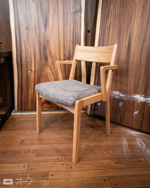 🪑【展示に仲間入りしました】

どんな空間にもすっと馴染む、永く飽きのこないシンプルなデザイン。
使うたびに、その心地よさと佇まいの美しさに気づかされる——そんな一脚が、展示に仲間入りしました！

“ちょうどいい”を探している方へ。
高さ・木の種類・張地まで、暮らしに合わせて選べるオーダーチェアです。

🔸選べる2タイプ
・ハーフアーム（立ち座りをさりげなくサポート）
・アームレス（すっきりした見た目で軽やか）

🔸座り心地のこだわり
・内部にダイメトロール＋2層のウレタンを使用
・底付き感のない、やわらかなフィット感
・座面高さは38～48cmまで、1cm刻みでオーダー対応

🔸暮らしにやさしい仕様
・カバーリングタイプ（ファブリック）で、カバーは洗濯可能。お手入れも簡単◎
・張り込み仕様（合皮・本革）も選択可能
・替えカバーのみ販売もあり、模様替えにも◎

🔸選べる樹種（すべて無垢材）
　ウォールナット/ブラックチェリー/ハードメープル/オーク

🔸価格(消費税込み)
・ハーフアーム  オーク材/ 49,500〜
・アームレス  オーク材/ 45,100〜

しっかりとした造りと、飽きのこないデザイン。
張地の交換や高さをオーダーできるこの椅子は、長く、そして快適にお使いいただける一脚です。

ぜひ、店頭でお試しください☺️

🪑- - - - - - - - - - - - - - - - - - - - - - - - - -

🚩 その他の投稿はこちら⇨ @oak_kagu 

✦ 下見やご相談だけも大歓迎！気軽にお越しください💁‍♀️
✦ お子様向けにアニメや絵本などをご用意しています！
✦ ご予算やご要望に応じて柔軟にご提案いたします。

【家具・インテリア館 オーク】
住所 : 山梨県南アルプス市小笠原380-1
営業時間 : 10:00〜19:00(水曜定休)
TEL : 055-282-5251

🪑- - - - - - - - - - - - - - - - - - - - - - - - - -

#家具のオーク #南アルプス市⠀
#インテリア #インテリアショップ⠀
#無垢材家具 #木工家具 #天然木家具
#ダイニングチェア #無垢材チェア