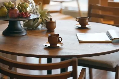 🪵【“ヒュッゲ”って、知っていますか？】
⁡
デンマーク発の“ヒュッゲ（Hygge）”は、
「大切な人と、心地よく過ごす時間」や
「インテリアを整えて、心地よい空間をつくること」も含まれる、
豊かな時間を楽しむためのデンマーク流の暮らしの知恵です🇩🇰
⁡
——直訳は難しいのですが、
どこかほっとする空気感や、五感で味わうやさしさ、
そんな“心の豊かさ”を大切にする、暮らしの哲学なのだとか。
⁡
⁡
🌞 外に出ると、まるでフライパンの上。
ついつい、おうちで過ごす時間が長くなってしまいますよね。
⁡
でも、そんな今こそ “ヒュッゲ” を日常に取り入れるチャンス！
⁡
たとえば、インテリアを少し整えてみる。
🔸 木工家具にそっと触れて、ひんやりとした質感からじんわり伝わる木のぬくもりを感じる。
🔸 お気に入りの椅子に身を預けて、家族の声をBGMに、冷たいドリンクをひとくち。
⁡
——それだけで、心がふっと軽くなる瞬間があります。
⁡
“心地よさ”に、正解はありません。
けれど、木の家具がそのきっかけになれたら、私たちはとてもうれしく思います☺️
⁡
この夏、ひとつの家具から始まる“小さなヒュッゲ”
見つけに、いらしてみませんか？
⁡
🪑- - - - - - - - - - - - - - - - - - - - - - - - - -
⁡
🚩 その他の投稿はこちら⇨ @oak_kagu 
⁡
✦ 下見やご相談だけも大歓迎！気軽にお越しください💁‍♀️
✦ お子様向けにアニメや絵本などをご用意しています！
✦ ご予算やご要望に応じて柔軟にご提案いたします。
⁡
【家具・インテリア館 オーク】
住所 : 山梨県南アルプス市小笠原380-1
営業時間 : 10:00〜19:00(水曜定休)
TEL : 055-282-5251
⁡
🪑- - - - - - - - - - - - - - - - - - - - - - - - - -
⁡
#家具のオーク #南アルプス市⠀
#インテリア #インテリアショップ⠀
#無垢材家具 #木工家具 #天然木家具
#木のある暮らし #夏のおうち時間
#暮らしを楽しむ #暮らしを楽しむインテリア