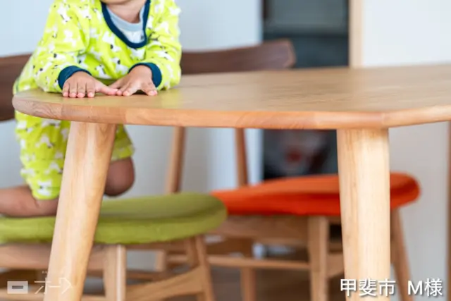 🪵【大切にしたくなる、暮らしの道具】
⁡
こんにちは、スタッフの石川です！
⁡
お客様とお話していて、よく耳にするのがこんなお声です。
⁡
「今の家具、引っ越すたびに買い替えていて…」
「本当は、ずっと使えるものが欲しいんですけどね」
⁡
便利で手軽な家具が増えた今、
“とりあえず”で選ぶことも、きっと間違いではないと思います。
⁡
でもその一方で、
「いい家具って、やっぱり高いですよね…」
そう感じられるお気持ちも、私たちもとてもよくわかります。
⁡
＊
⁡
たしかに、無垢材の家具は、決して安くはありません。
でもそれは、木が何十年もかけて育った証や、職人の丁寧な手しごとがしっかり詰まっているから。
⁡
そしてもうひとつ——
“長く使えるように”つくられていることも、大きな理由です。
⁡
木の動きに耐える構造、丈夫な接合、使うほどに深まる風合い。
毎日気兼ねなく使えて、ちょっとずつ手をかけながら、ずっとそばにいてくれる存在です。
⁡
＊
⁡
実際に、10年以上前にお求めいただいた家具を、今も大切に使い続けてくださっているお客様がいらっしゃいます。
⁡
「このテーブルを買ったとき、子どもがまだ小さくて…」
「ここにある傷、実は初めて孫が来た日の記念なんです」
⁡
そんなふうに、家具が“思い出を刻む存在”になっていくのは、長く使える家具だからこそ、生まれるものかもしれません。
⁡
家具は、ただの道具ではなく、ふと触れたときに誰かとの記憶を思い出させてくれるもの。
暮らしにそっと寄り添いながら、年月を重ねていくパートナーです。
⁡
＊
⁡
「少し背伸びしてでも、いい家具を迎えてよかった」
そんなお声を、たくさんのお客様からいただいています。
⁡
いい家具は、ただ“高い”のではなく、長く使うことで、その価値が育っていくもの。
⁡
値段だけでは測れない何かを、どうか店頭で感じてみてください。
店内で、ゆっくりご覧いただけたら嬉しいです🌿
⁡
🪑- - - - - - - - - - - - - - - - - - - - - - - - - -
⁡
🚩 その他の投稿はこちら⇨ @oak_kagu 
⁡
✦ 下見やご相談だけも大歓迎！気軽にお越しください💁‍♀️
✦ お子様向けにアニメや絵本などをご用意しています！
✦ ご予算やご要望に応じて柔軟にご提案いたします。
⁡
【家具・インテリア館 オーク】
住所 : 山梨県南アルプス市小笠原380-1
営業時間 : 10:00〜19:00(水曜定休)
TEL : 055-282-5251
⁡
🪑- - - - - - - - - - - - - - - - - - - - - - - - - -
⁡
#家具のオーク #南アルプス市⠀
#インテリア #インテリアショップ⠀
#無垢材家具 #木工家具 #天然木家具