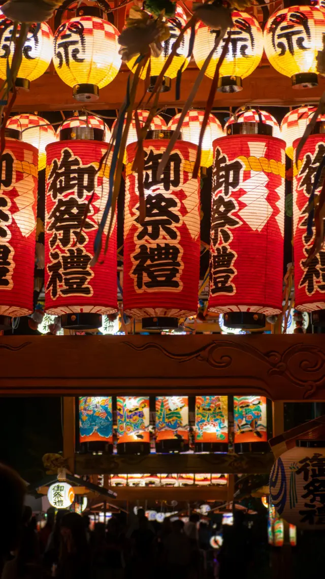 🌙 【夏の夜を照らす、幻想的なお祭り】
⁡
スタッフの石川です🎐
⁡
南アルプス市飯野の若宮八幡神社で毎年行われる
「お灯篭祭り」に行ってきました！
⁡
店を閉めてから向かうと、参道の「ちょうまたぎ」にずらりと灯籠が灯されていて、境内全体があたたかな光に包まれていました🏮
⁡
暗闇に浮かぶ提灯がゆらゆらと揺れて、歩くたびに景色が変わっていくのがとても幻想的。
⁡
＊
⁡
境内では風鈴が澄んだ音を響かせ、盆踊りの歌声がにぎやかに広がっていました(ぜひ音声ありで見てください☺️
⁡
あかりと音が重なり合って、夏の夜らしい心地よさをたっぷり感じられる時間。
⁡
地元でこんな光景に出会えることが、やっぱり誇らしいですね✨
⁡
また来年も訪れたいと思えるお祭りです🎆
⁡
🪑- - - - - - - - - - - - - - - - - - - - - - - - - -
⁡
🚩 その他の投稿はこちら⇨ @oak_kagu 
⁡
✦ 下見やご相談だけも大歓迎！気軽にお越しください💁‍♀️
✦ お子様向けにアニメや絵本などをご用意しています！
✦ ご予算やご要望に応じて柔軟にご提案いたします。
⁡
【家具・インテリア館 オーク】
住所 : 山梨県南アルプス市小笠原380-1
営業時間 : 12:00〜19:00(毎週水曜・隔週金曜休み)
TEL : 055-282-5251
⁡
🪑- - - - - - - - - - - - - - - - - - - - - - - - - -
⁡
#家具のオーク #南アルプス市⠀
#インテリア #インテリアショップ⠀
#無垢材家具 #木工家具 #天然木家具
#お灯籠祭り #若宮八幡神社 #若宮神社